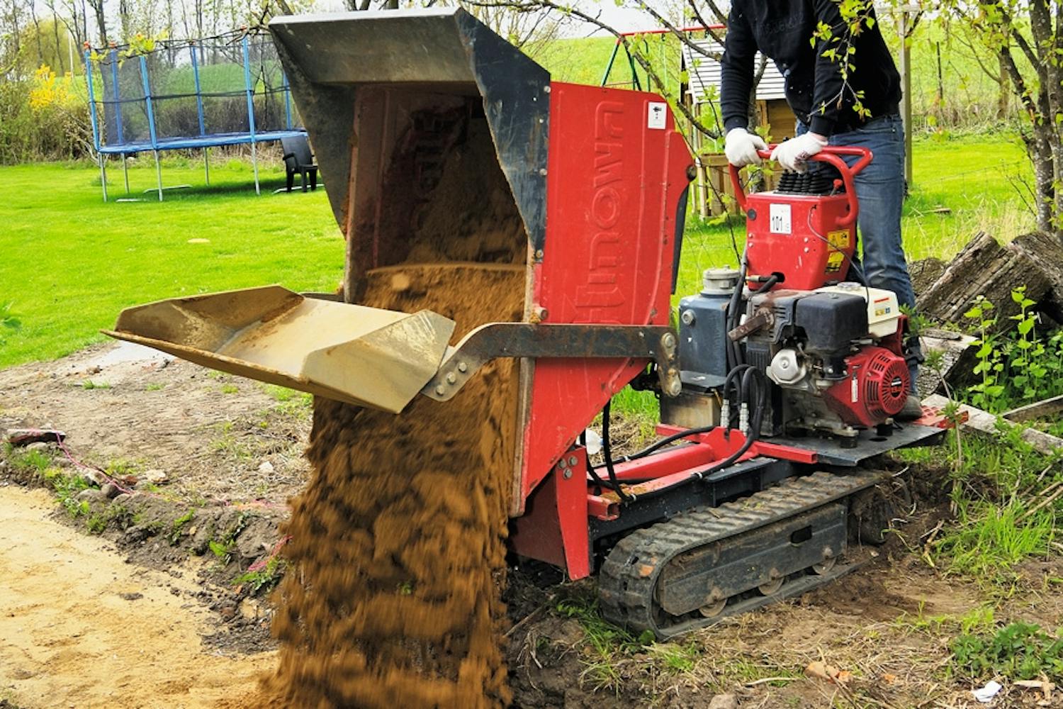 Alle kan håndtere en trillebår, og det virker kanskje unødvendig å bruke en maskin til slike ting. Men skal du legge en steinbelegning i hagen, kan en minidumper kombinert med en minigraver flytte all oppgravet jord ut på gaten, og all den nye grusen og de nye steinene inn i hagen, i løpet av en dag. Alle kan håndtere en trillebår, og det virker kanskje unødvendig å bruke en maskin til slike ting. Men skal du legge en steinbelegning i hagen, kan en minidumper kombinert med en minigraver flytte all oppgravet jord ut på gaten, og all den nye grusen og de nye steinene inn i hagen, i løpet av en dag.